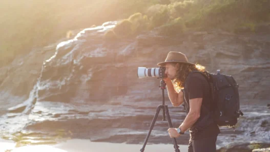 Statywy w promocji – Manfrotto, JOBY i Exascend przeceniają sprzęt nawet o 40%! 11 Statywy Manfrotto. Fotograf robiący zdjęcia w plenerze z użyciem statywu.